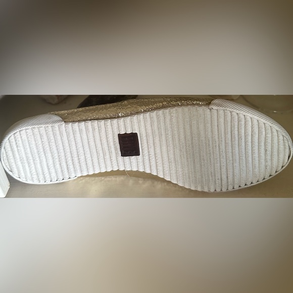 EUC 💠 Frye Metallic-Gold Slip-on Flats Size 7 (Runs Small) - Picture 11 of 13
